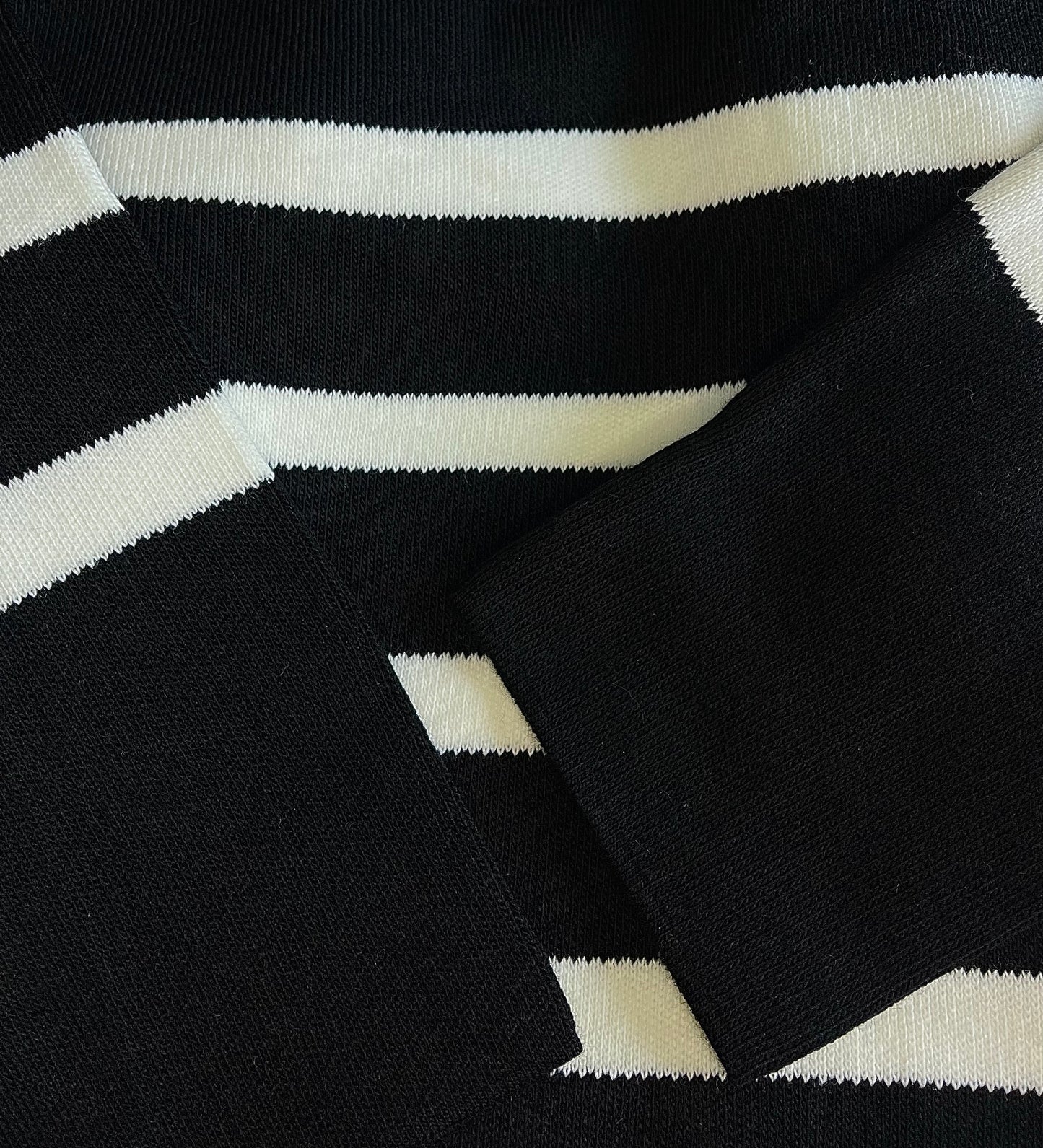 Robe pull à rayures noir et écru