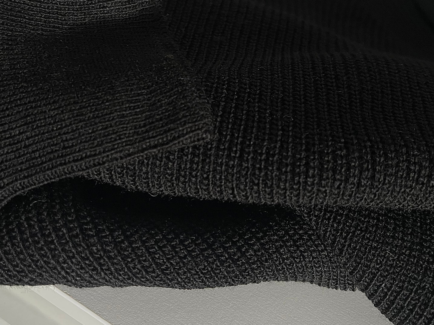Pull noir avec bouton or