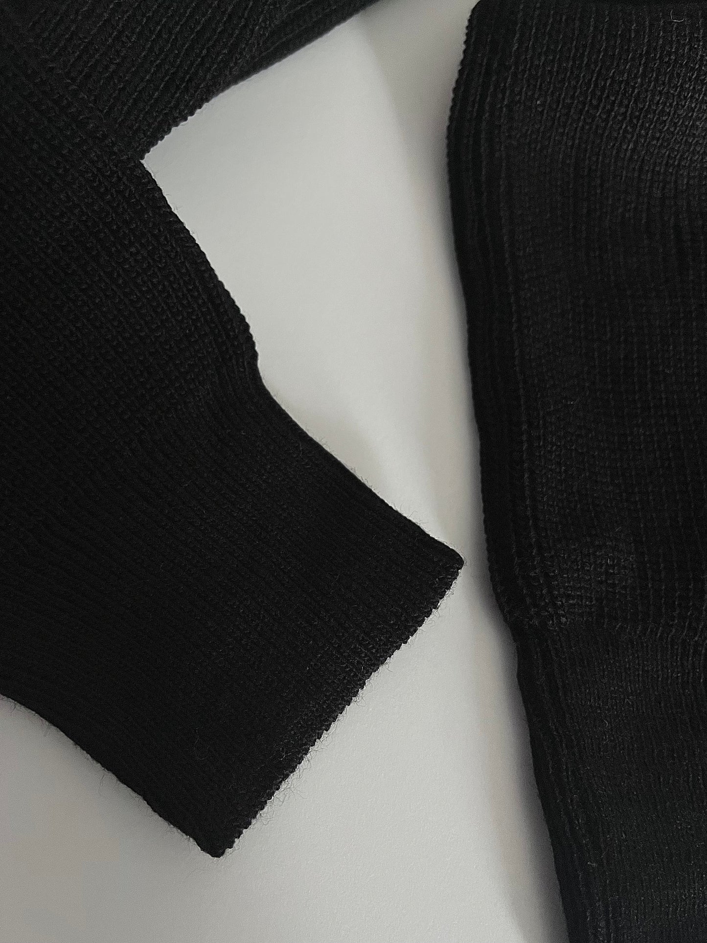 Pull noir avec bouton or