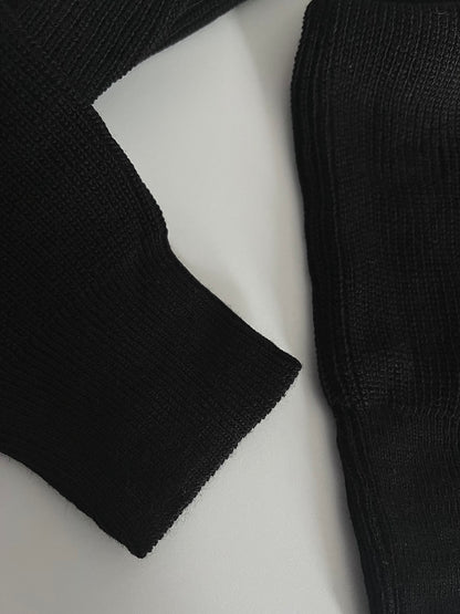 Pull noir avec bouton or