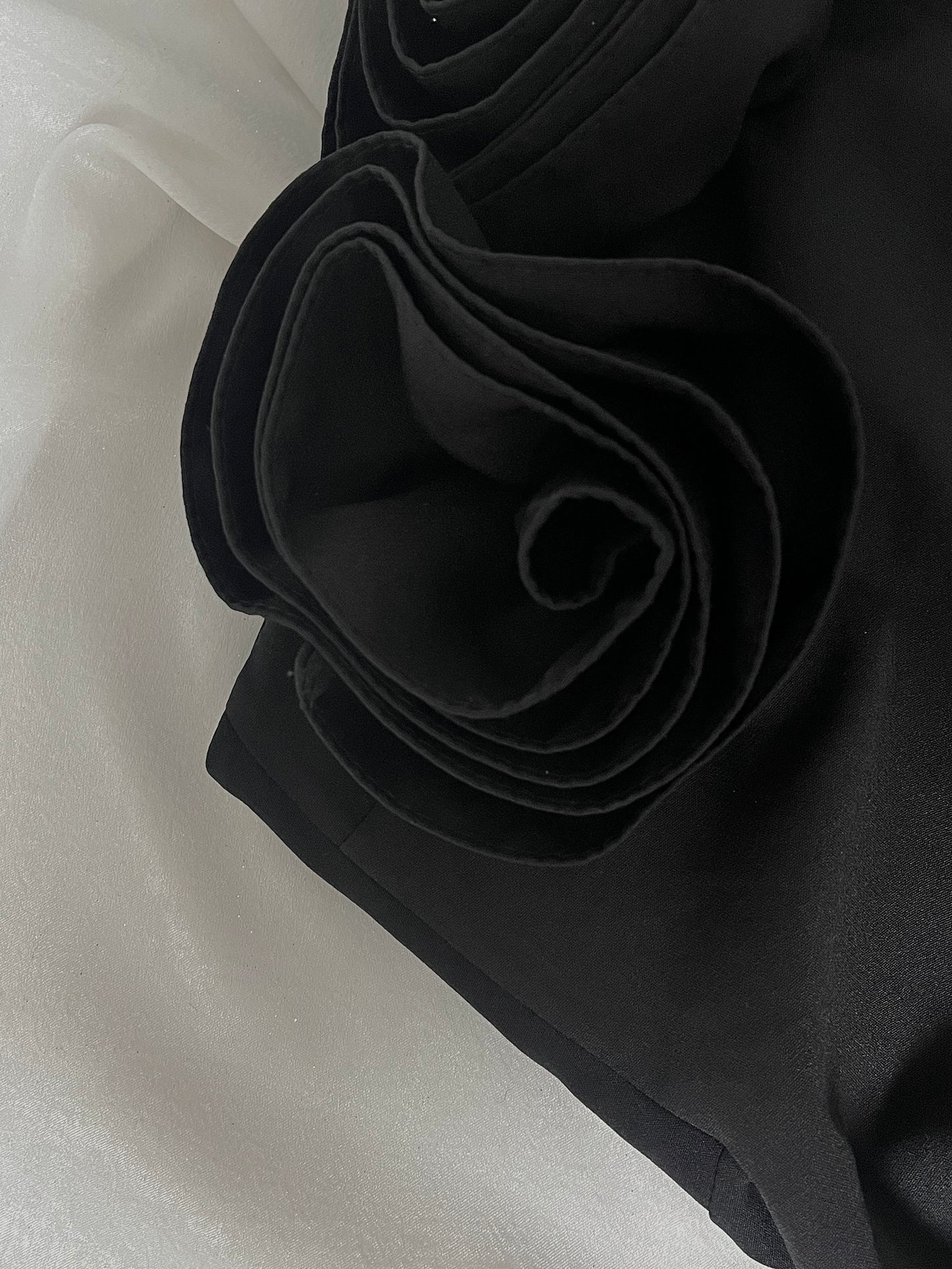 Robe Longue Noire Élégante avec Détails Roses