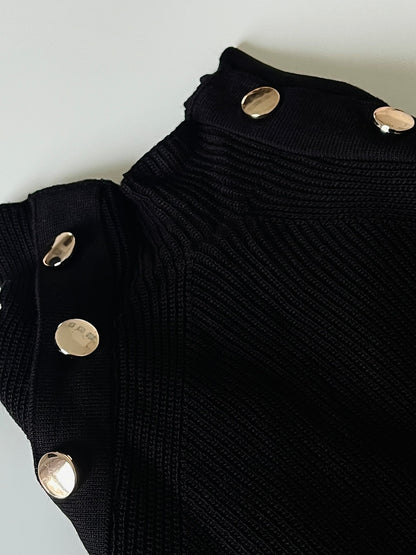 Pull noir avec bouton or
