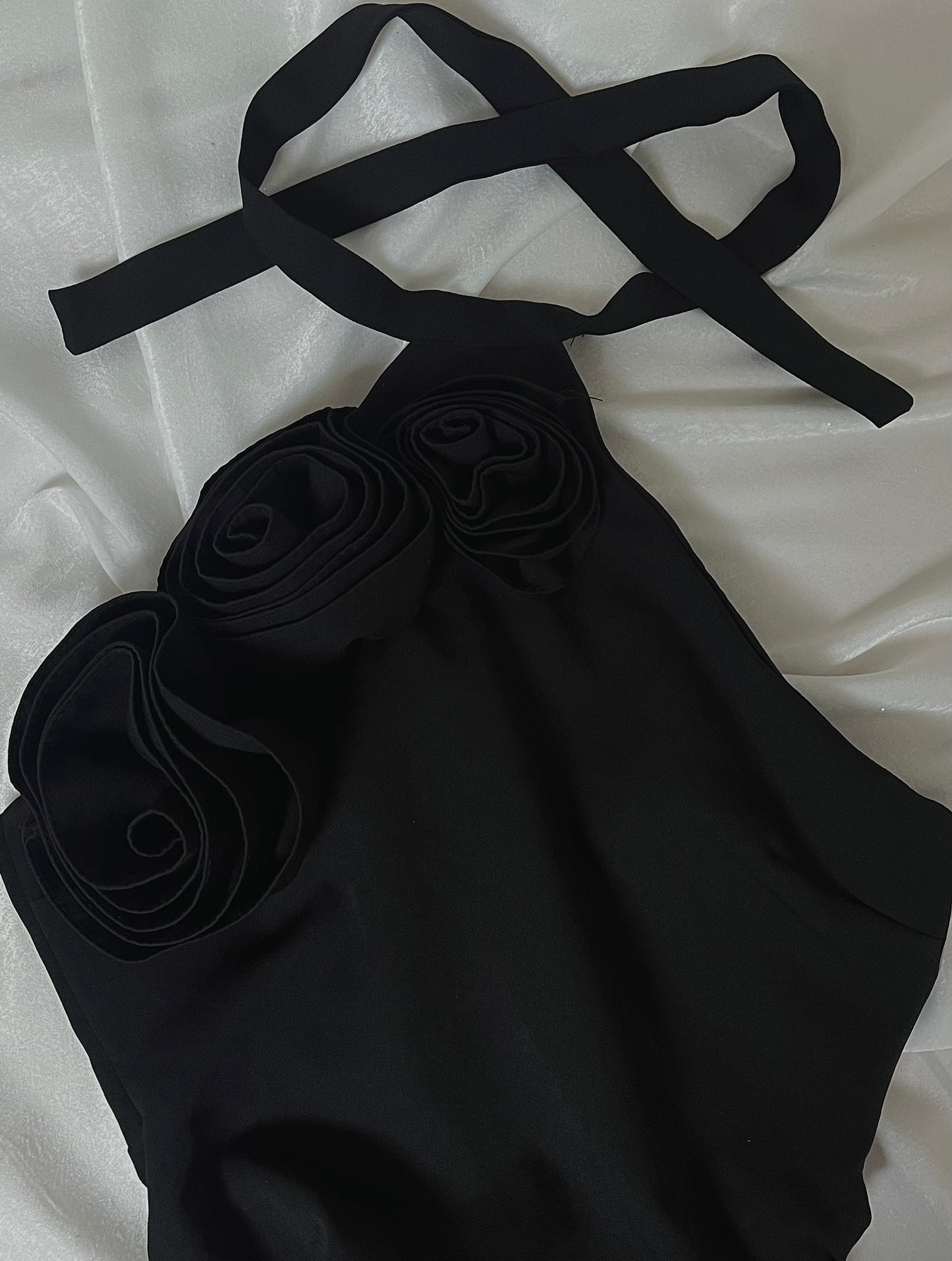 Robe Longue Noire Élégante avec Détails Roses