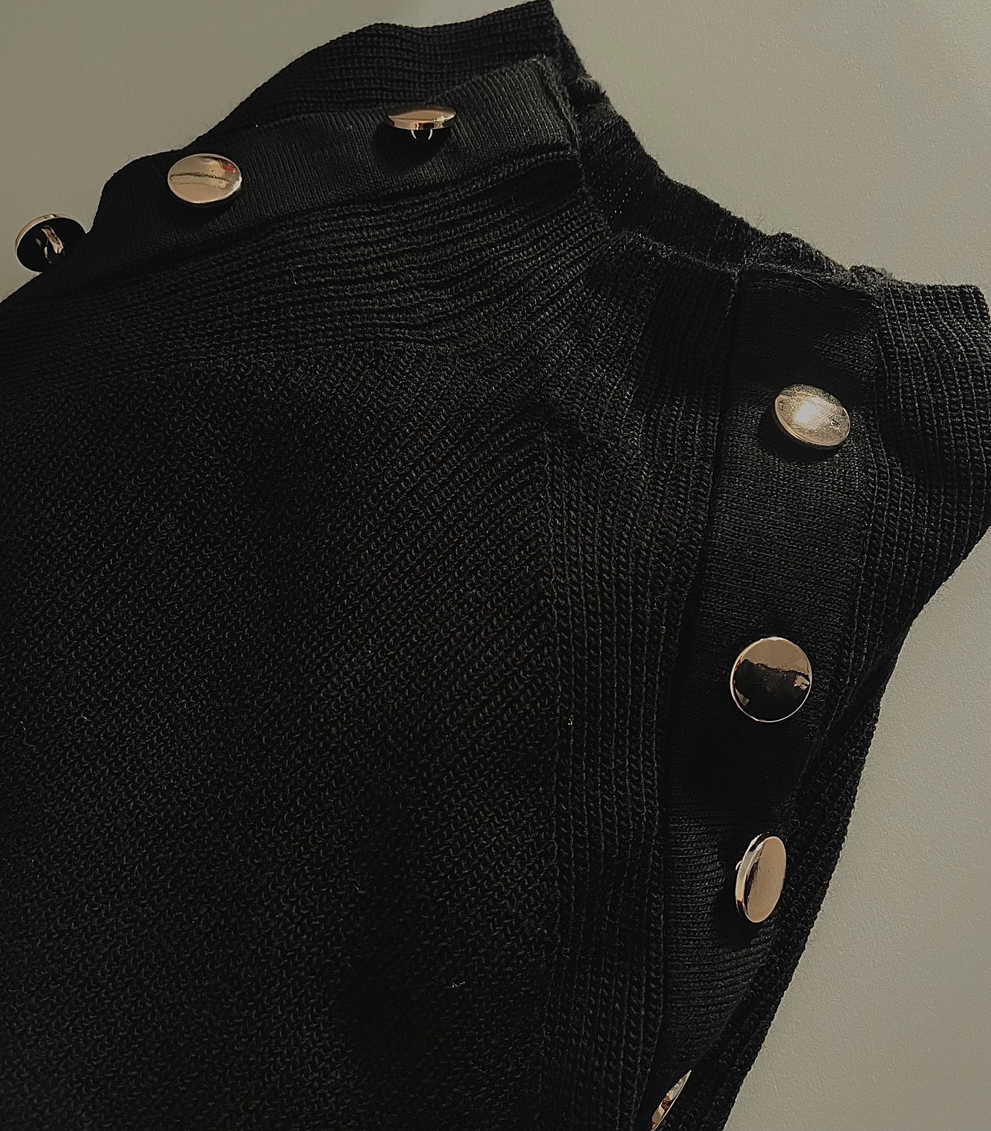 Pull noir avec bouton or