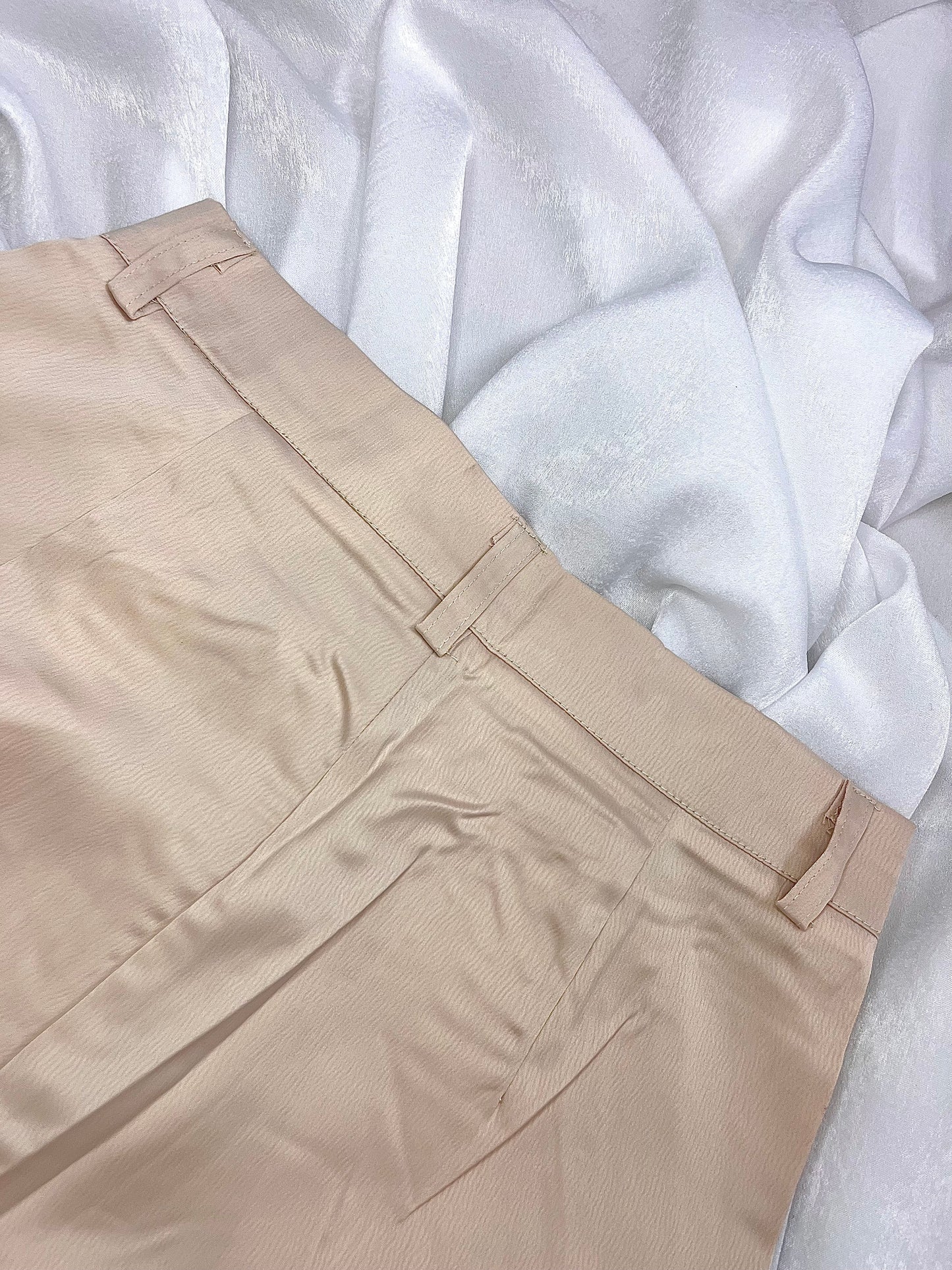 Pantalon fluide en tissu satiné