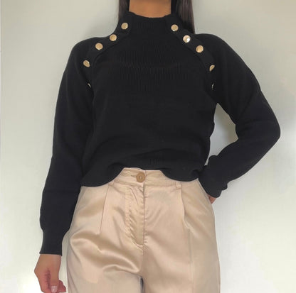 Pull noir avec bouton or